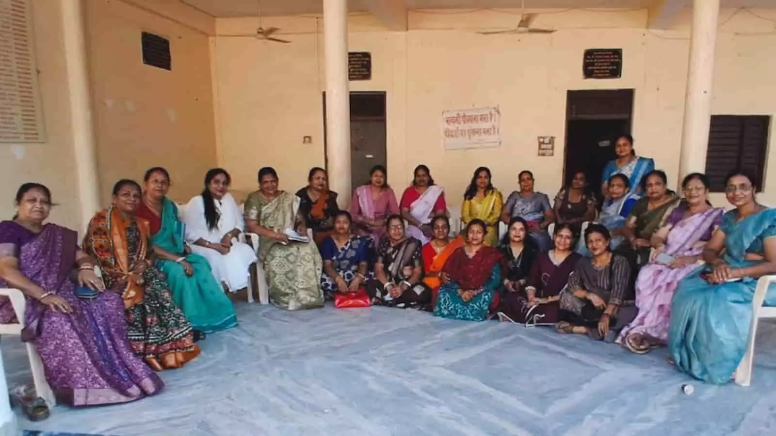 तस्वीर में अग्रवाल जागृति संगठन की महिलाएं एक बड़े परिसर में कुर्सियों पर और फर्श पर बैठी हुई दिख रही हैं। तस्वीर में अग्रवाल जागृति संगठन की महिलाएं एक बड़े परिसर में कुर्सियों पर और फर्श पर बैठी हुई दिख रही हैं।