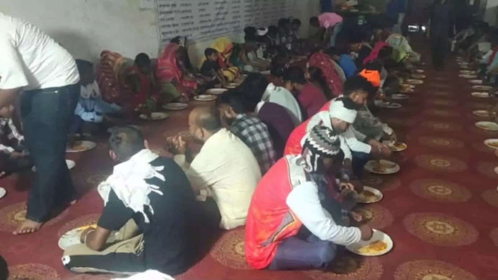 अंबाजी के पदयात्री खेरवाड़ा के विश्राम स्थल पर कतारबद्ध होकर भोजन कर रहे हैं। अंबाजी के पदयात्री खेरवाड़ा के विश्राम स्थल पर कतारबद्ध होकर भोजन कर रहे हैं।