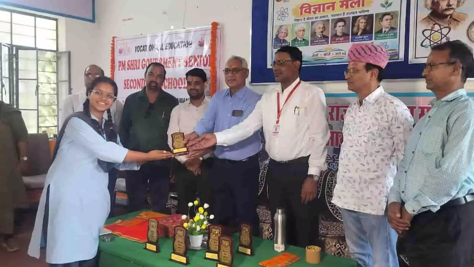 तस्वीर में दिख रही छात्रा को विद्यालय के शिक्षक और अतिथि स्मृति चिन्ह प्रदान कर सम्मानित कर रहे हैं। तस्वीर में दिख रही छात्रा को विद्यालय के शिक्षक और अतिथि स्मृति चिन्ह प्रदान कर सम्मानित कर रहे हैं।