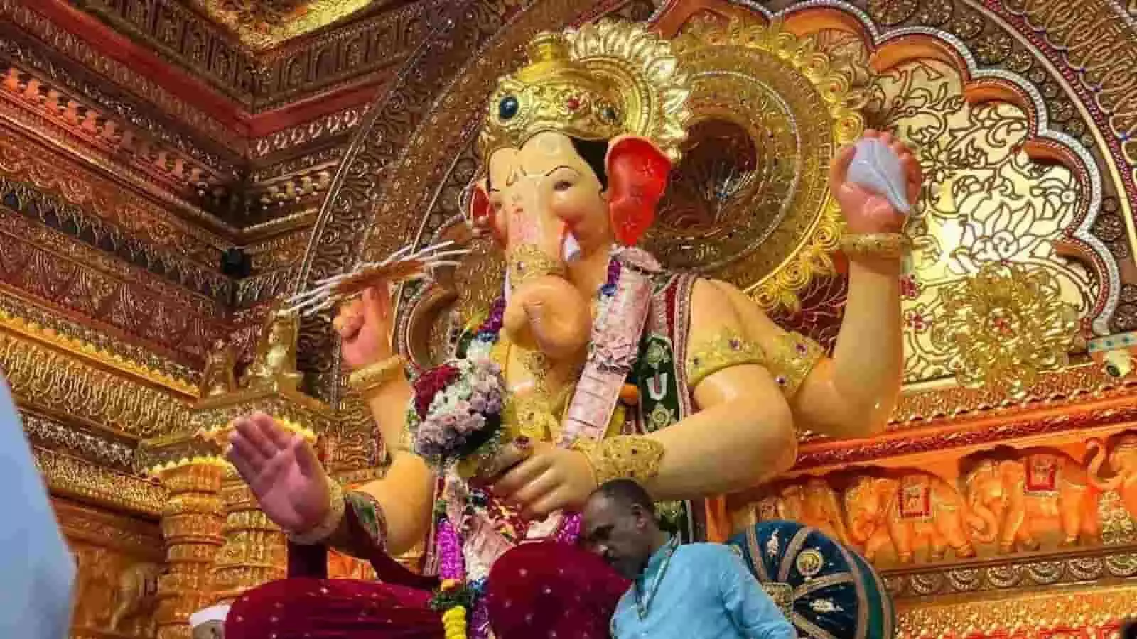 तस्वीर में मुंबई के एक पंडाल में भगवान गणेश की सजाई गई प्रतिमा दिखाई दे रही है। तस्वीर में मुंबई के एक पंडाल में भगवान गणेश की सजाई गई प्रतिमा दिखाई दे रही है।