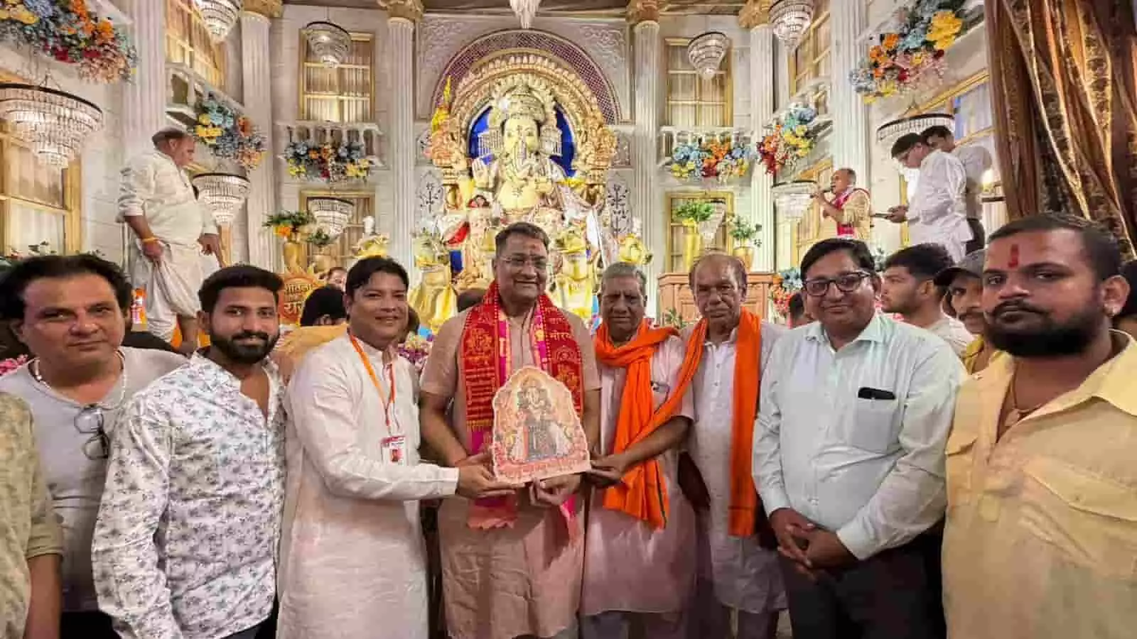 तस्वीर में कोटा के शीतला चौक स्थित गणेश पंडाल में महाआरती के दौरान अतिथि और श्रद्धालु नजर आ रहे हैं। तस्वीर में कोटा के शीतला चौक स्थित गणेश पंडाल में महाआरती के दौरान अतिथि और श्रद्धालु नजर आ रहे हैं।