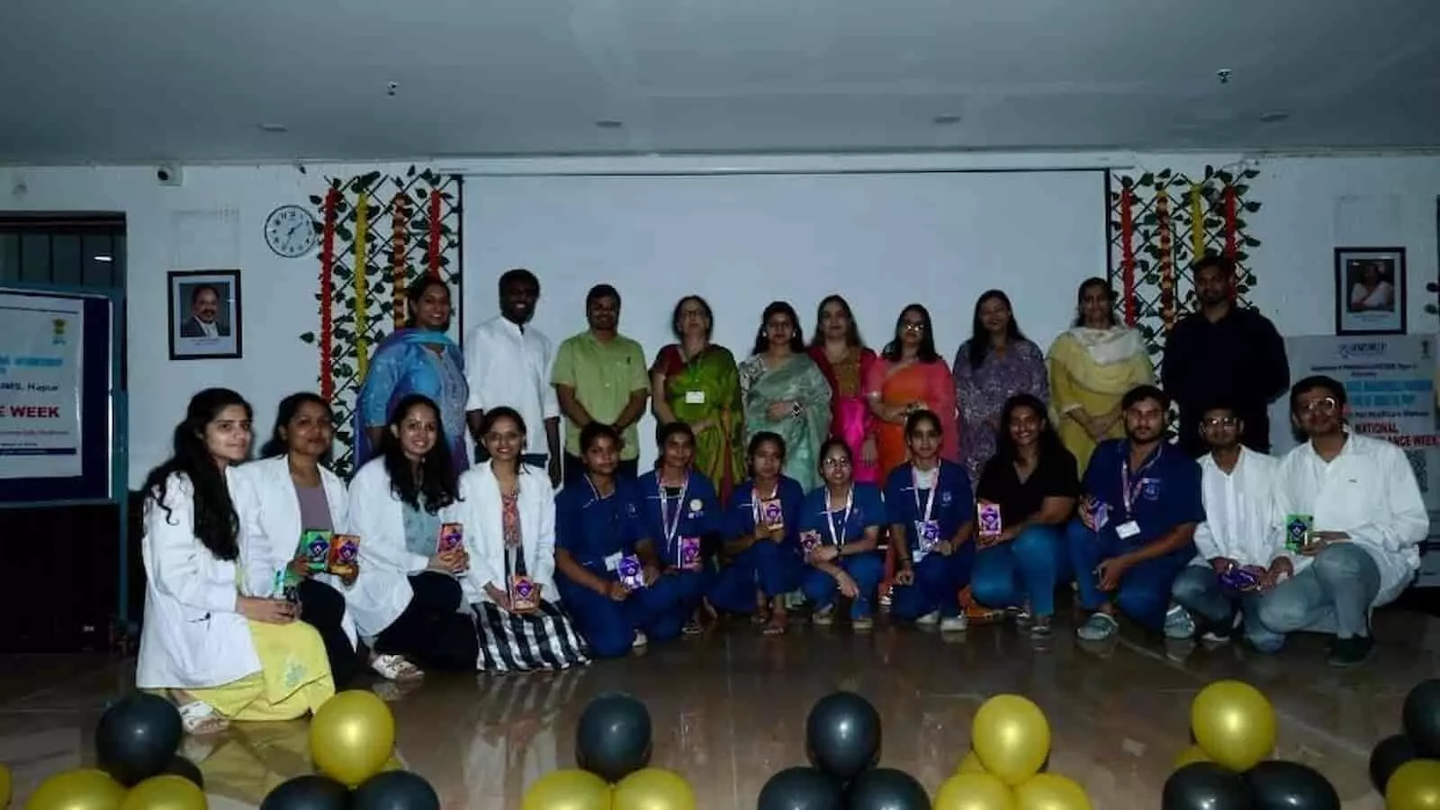 तस्वीर में दिख रही हापुड़ के SIMS में फार्माकोविजिलेंस कार्यशाला में शामिल फैकल्टी और विद्यार्थी एक साथ खड़े हैं। तस्वीर में दिख रही हापुड़ के SIMS में फार्माकोविजिलेंस कार्यशाला में शामिल फैकल्टी और विद्यार्थी एक साथ खड़े हैं।
