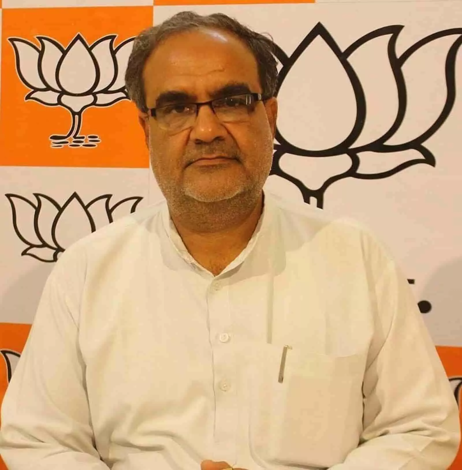 तस्वीर में दिख रहे भूपेंद्र सिंह चौधरी भारतीय जनता पार्टी के बैकड्रॉप के सामने खड़े हैं। तस्वीर में दिख रहे भूपेंद्र सिंह चौधरी भारतीय जनता पार्टी के बैकड्रॉप के सामने खड़े हैं।