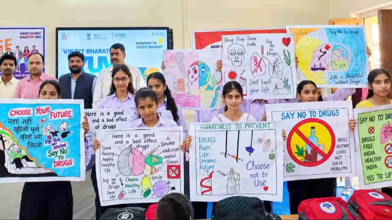 तस्वीर में गंगापुर सिटी के कॉलेज में छात्राएं नशा मुक्ति जागरूकता पोस्टर पकड़े हुए खड़ी हैं। तस्वीर में गंगापुर सिटी के कॉलेज में छात्राएं नशा मुक्ति जागरूकता पोस्टर पकड़े हुए खड़ी हैं।