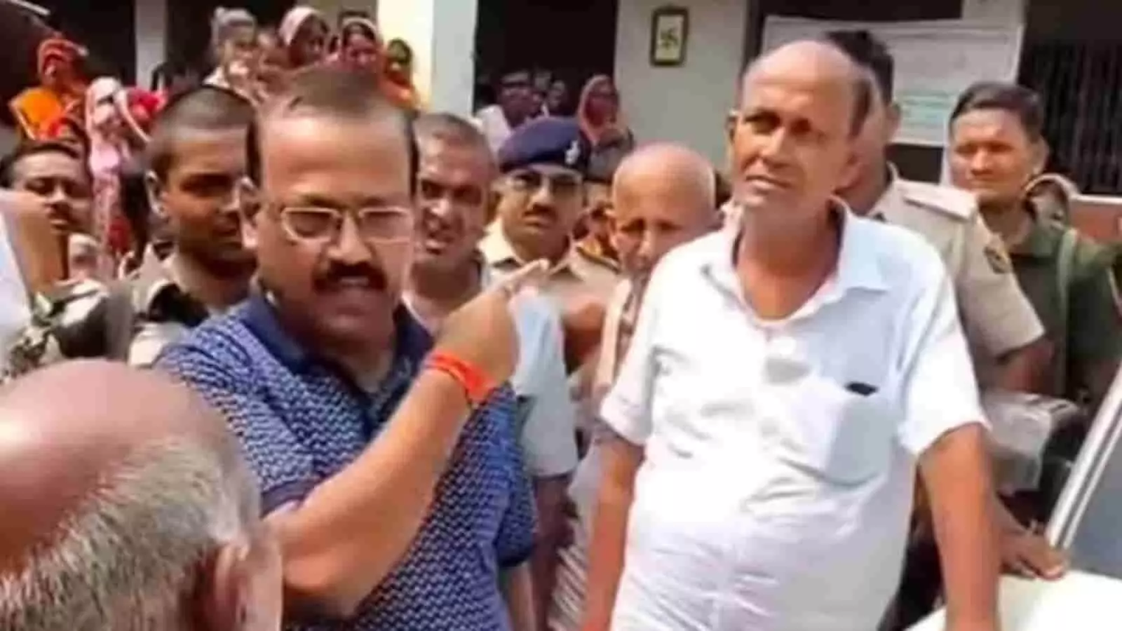तस्वीर में रोसड़ा डीएसपी संजय कुमार सिंहा और ग्रामीण घटनास्थल पर जांच करते दिख रहे हैं। तस्वीर में रोसड़ा डीएसपी संजय कुमार सिंहा और ग्रामीण घटनास्थल पर जांच करते दिख रहे हैं।