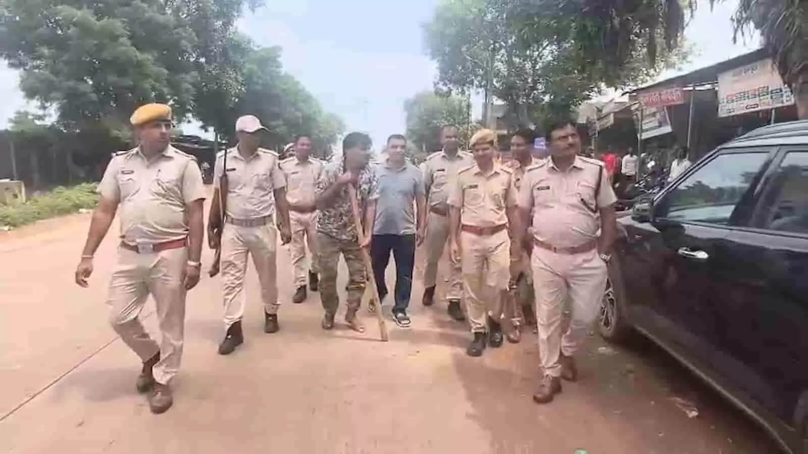 तस्वीर में पुलिस सुरक्षा के बीच मुख्य आरोपी घटनास्थल पर चलता हुआ नजर आ रहा है। तस्वीर में पुलिस सुरक्षा के बीच मुख्य आरोपी घटनास्थल पर चलता हुआ नजर आ रहा है।