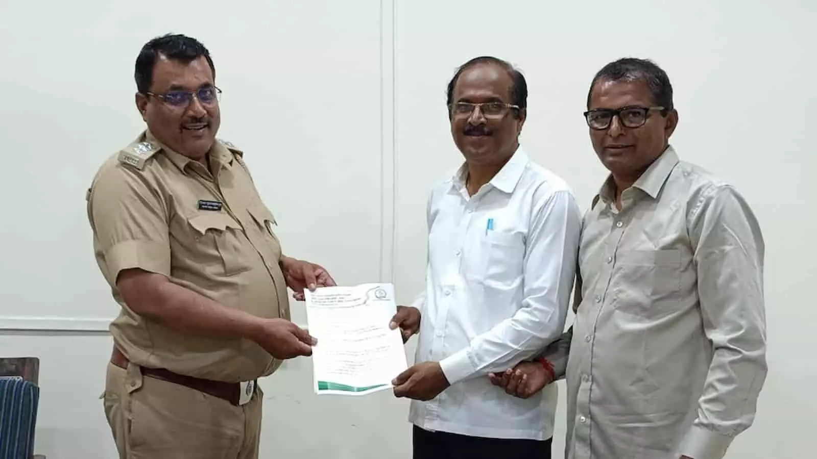 सहायक परिवहन अधीक्षक को ज्ञापन सौंपते हुए एडवोकेट दयानंद पाटील-नंद्याळकर और अन्य पदाधिकारी कार्यालय में। सहायक परिवहन अधीक्षक को ज्ञापन सौंपते हुए एडवोकेट दयानंद पाटील-नंद्याळकर और अन्य पदाधिकारी कार्यालय में।