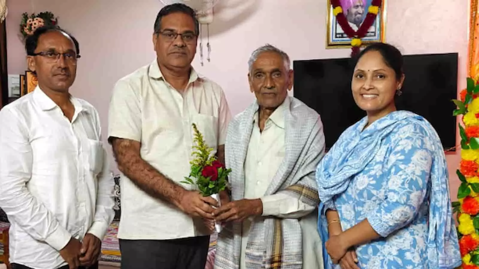 तस्वीर में पी. डी. रणदिवे वसंत विष्णु लोंढे का शाल और पुष्पगुच्छ से सम्मान करते हुए दिख रहे हैं। तस्वीर में पी. डी. रणदिवे वसंत विष्णु लोंढे का शाल और पुष्पगुच्छ से सम्मान करते हुए दिख रहे हैं।