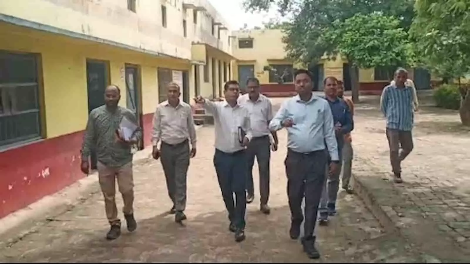 तस्वीर में बाएं से दाएं अधिकारी एक स्कूल परिसर में पैदल चलते हुए निरीक्षण करते दिखाई दे रहे हैं। तस्वीर में बाएं से दाएं अधिकारी एक स्कूल परिसर में पैदल चलते हुए निरीक्षण करते दिखाई दे रहे हैं।