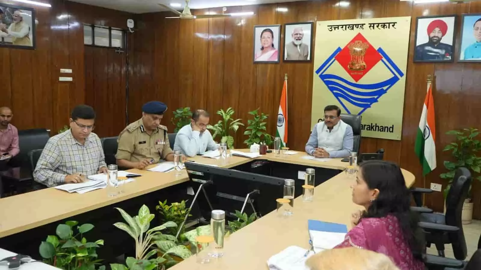 तस्वीर में मुख्य सचिव आनंद बर्द्धन और पुलिस अधिकारी देहरादून में समीक्षा बैठक में चर्चा करते दिख रहे हैं। तस्वीर में मुख्य सचिव आनंद बर्द्धन और पुलिस अधिकारी देहरादून में समीक्षा बैठक में चर्चा करते दिख रहे हैं।