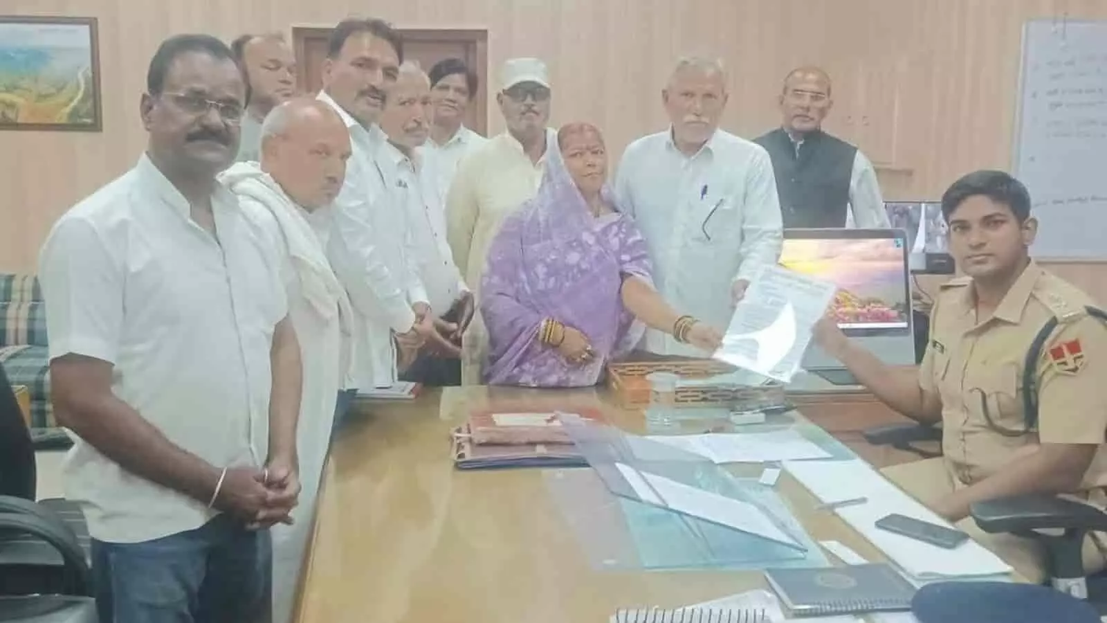 तस्वीर में कांग्रेस नेता बारां में जिला पुलिस अधीक्षक को ज्ञापन सौंप रहे हैं. तस्वीर में कांग्रेस नेता बारां में जिला पुलिस अधीक्षक को ज्ञापन सौंप रहे हैं.