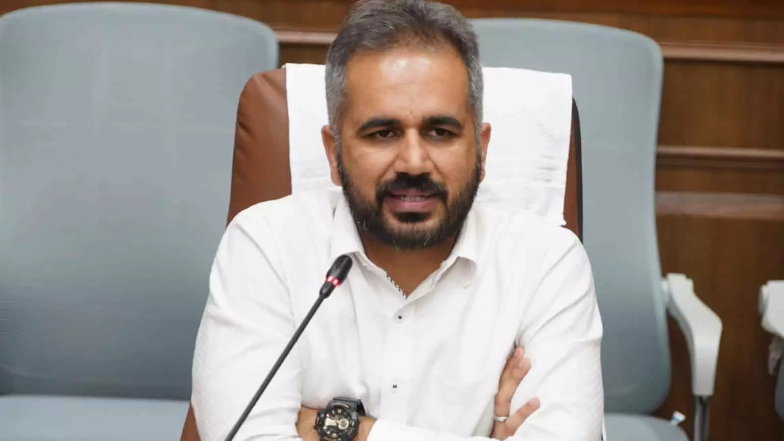 तस्वीर में कमलाकर रणदिवे एक बैठक कक्ष में माइक के सामने बैठकर चर्चा कर रहे हैं। तस्वीर में कमलाकर रणदिवे एक बैठक कक्ष में माइक के सामने बैठकर चर्चा कर रहे हैं।