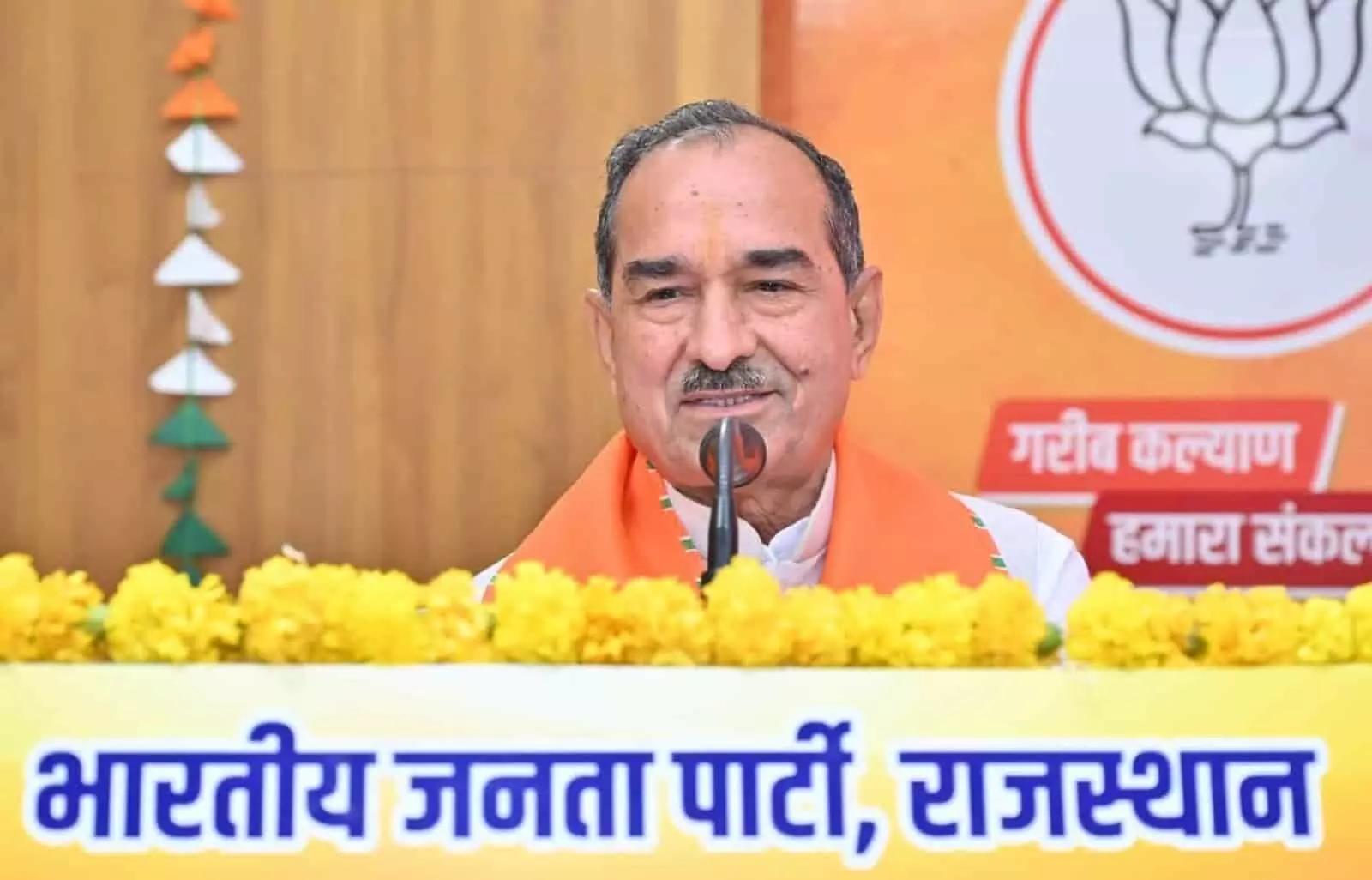 तस्वीर में भाजपा नेता मदन राठौड़ जयपुर में पोडियम पर लगे माइक से संबोधित करते दिख रहे हैं। तस्वीर में भाजपा नेता मदन राठौड़ जयपुर में पोडियम पर लगे माइक से संबोधित करते दिख रहे हैं।