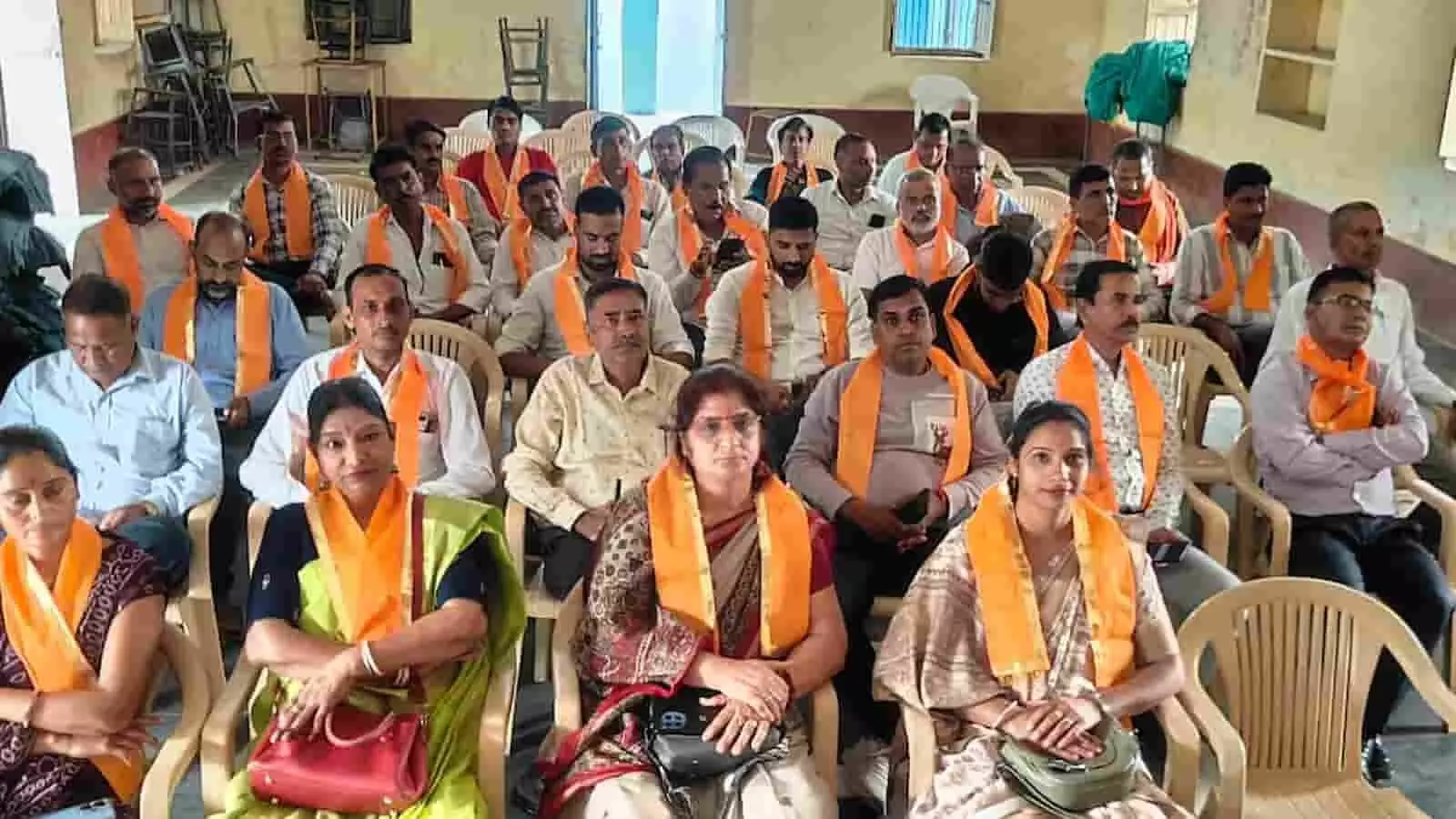 तस्वीर में भगवा दुपट्टा पहने शिक्षक और शिक्षिकाएं कुंआरिया के सभागार में शांतिपूर्वक बैठे हुए हैं। तस्वीर में भगवा दुपट्टा पहने शिक्षक और शिक्षिकाएं कुंआरिया के सभागार में शांतिपूर्वक बैठे हुए हैं।