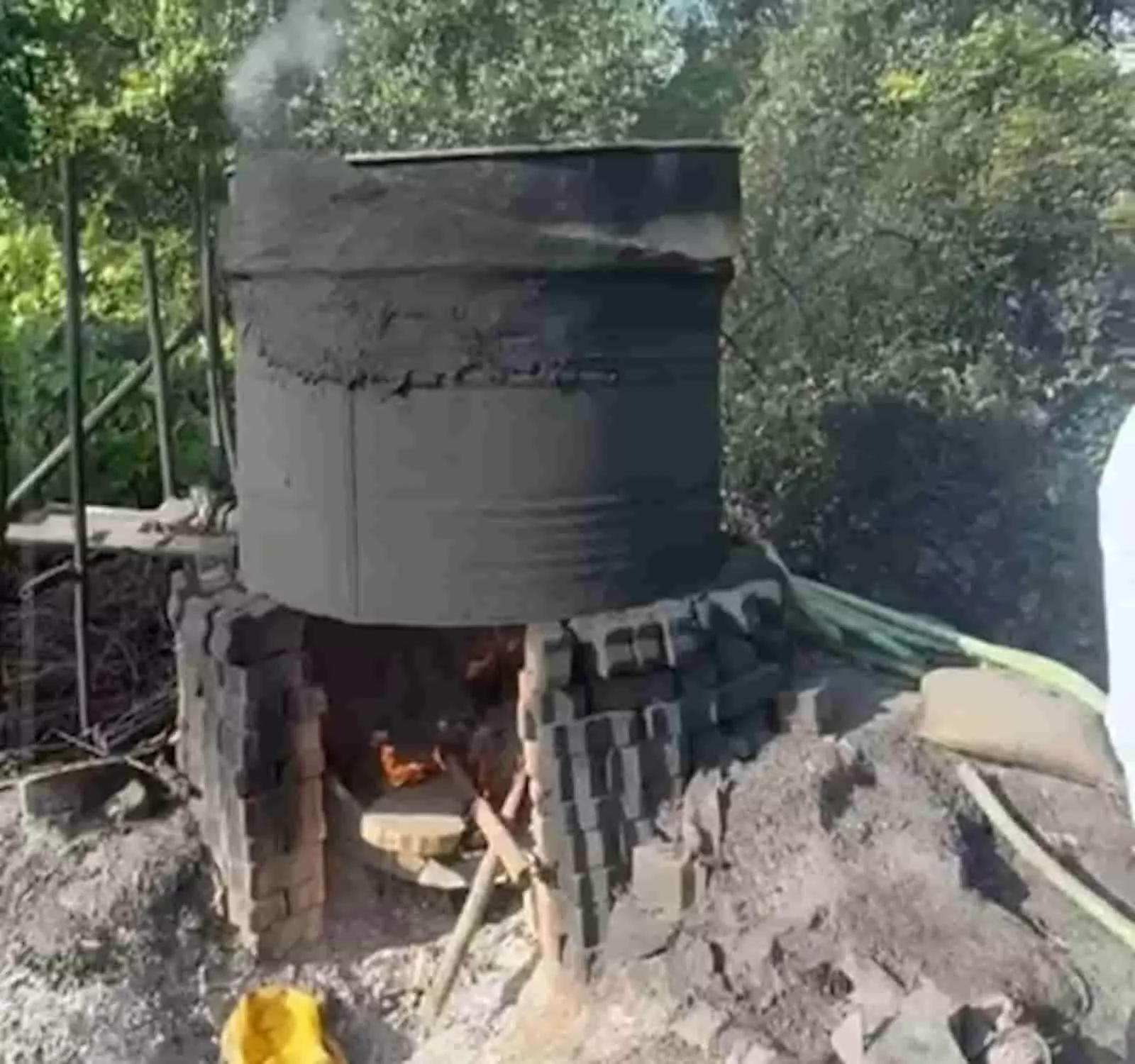तस्वीर में दिख रही ईंटों की जलती भट्ठी पर अवैध शराब बनाने वाला ड्रम रखा है। तस्वीर में दिख रही ईंटों की जलती भट्ठी पर अवैध शराब बनाने वाला ड्रम रखा है।