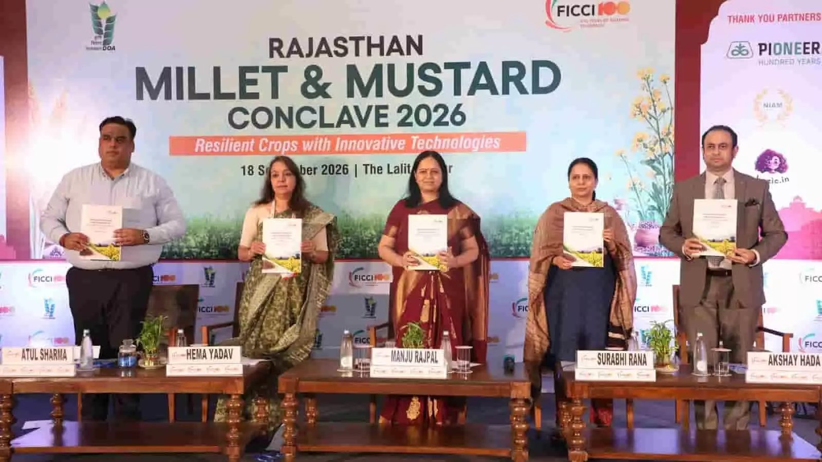 तस्वीर में जयपुर में आयोजित कॉन्क्लेव के दौरान मंच पर रिपोर्ट दिखाते अतिथिगण नजर आ रहे हैं. तस्वीर में जयपुर में आयोजित कॉन्क्लेव के दौरान मंच पर रिपोर्ट दिखाते अतिथिगण नजर आ रहे हैं.