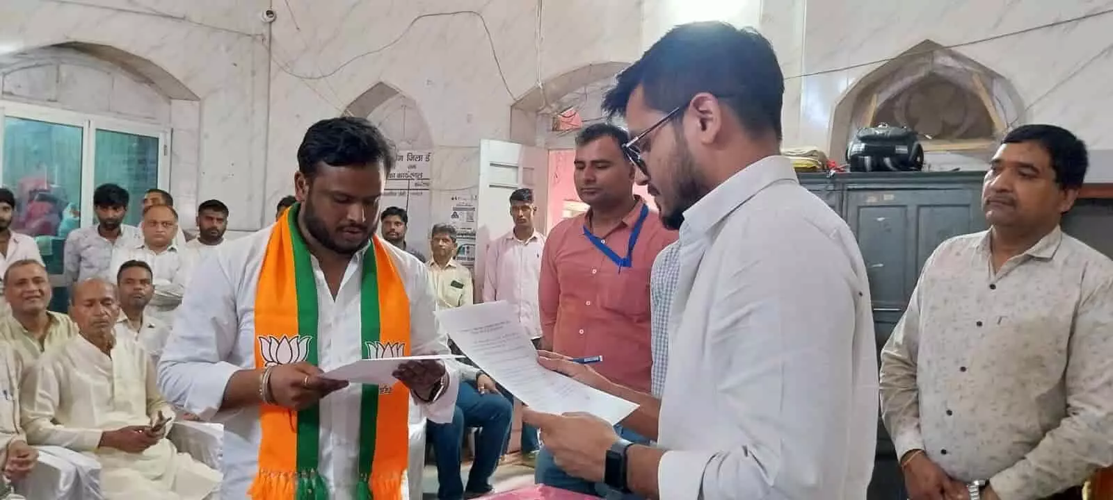तस्वीर में डीग नगर परिषद में अधिकारी के सामने शपथ पत्र पढ़ते हुए अर्पित गुप्ता खड़े नजर आ रहे हैं। तस्वीर में डीग नगर परिषद में अधिकारी के सामने शपथ पत्र पढ़ते हुए अर्पित गुप्ता खड़े नजर आ रहे हैं।
