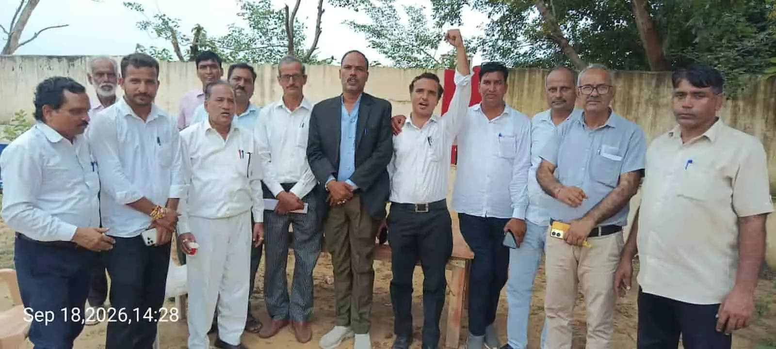 तस्वीर में बाएं से दाएं खड़े अधिवक्ता हाथ उठाकर अपना विरोध दर्ज करा रहे हैं। तस्वीर में बाएं से दाएं खड़े अधिवक्ता हाथ उठाकर अपना विरोध दर्ज करा रहे हैं।