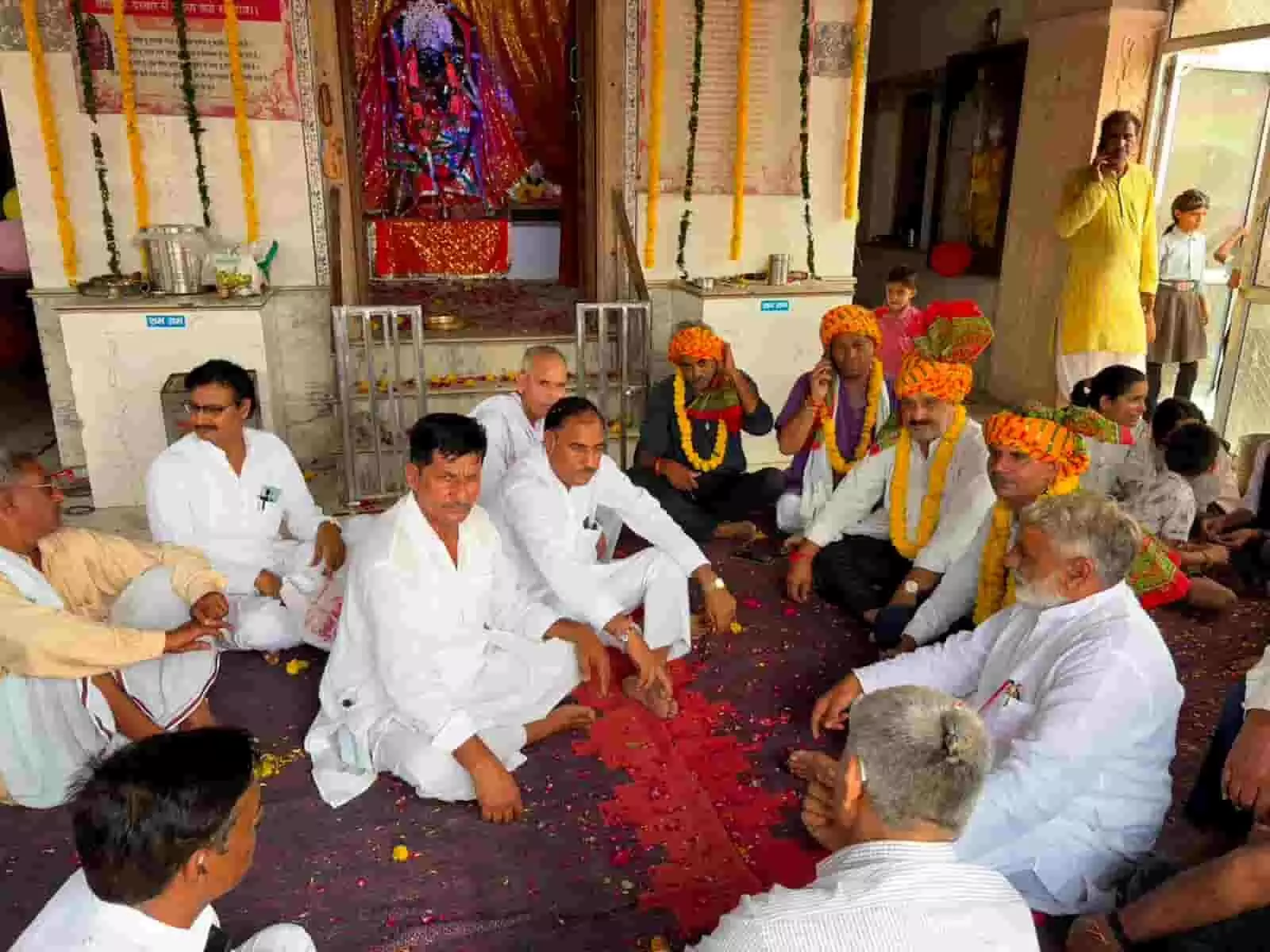 तस्वीर में डीग स्थित दाऊजी मंदिर में फर्श पर बैठकर बातचीत करते हुए लोग दिखाई दे रहे हैं। तस्वीर में डीग स्थित दाऊजी मंदिर में फर्श पर बैठकर बातचीत करते हुए लोग दिखाई दे रहे हैं।