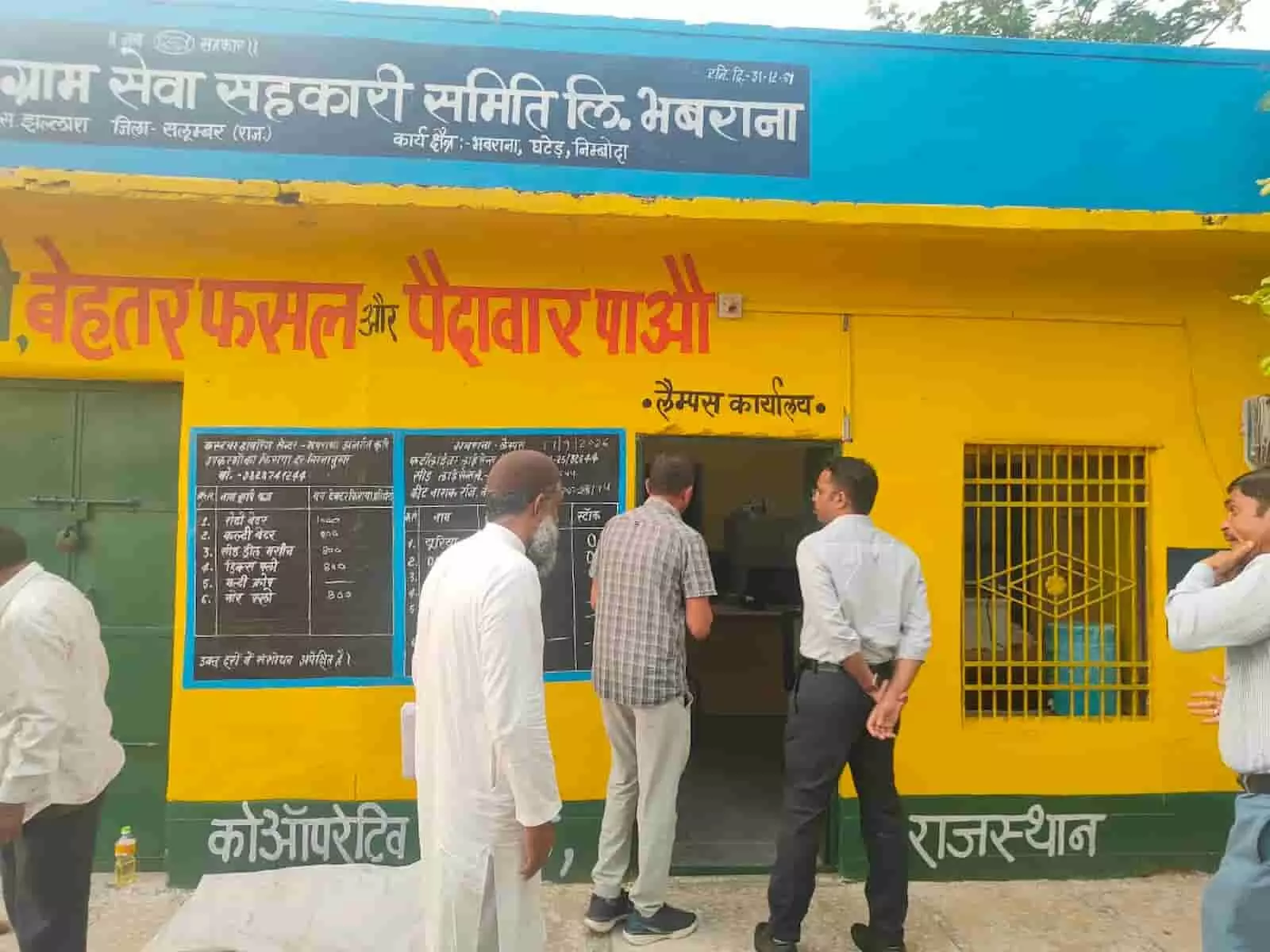 तस्वीर में दिख रही पीली इमारत के सामने कुछ लोग और अधिकारी खड़े होकर निरीक्षण कर रहे हैं। तस्वीर में दिख रही पीली इमारत के सामने कुछ लोग और अधिकारी खड़े होकर निरीक्षण कर रहे हैं।