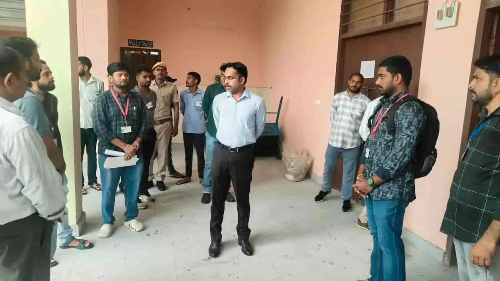 तस्वीर में बीच में खड़े जिला कलक्टर अधिकारियों और कर्मचारियों के साथ संवाद करते नजर आ रहे हैं। तस्वीर में बीच में खड़े जिला कलक्टर अधिकारियों और कर्मचारियों के साथ संवाद करते नजर आ रहे हैं।
