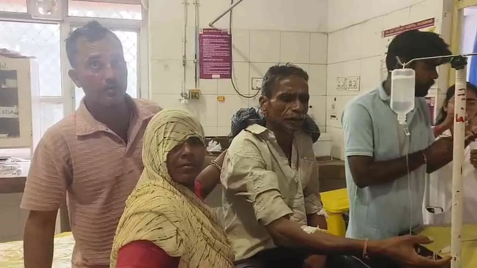 अस्पताल के कमरे में इलाज करा रहे मरीज और अन्य लोग नजर आ रहे हैं। अस्पताल के कमरे में इलाज करा रहे मरीज और अन्य लोग नजर आ रहे हैं।