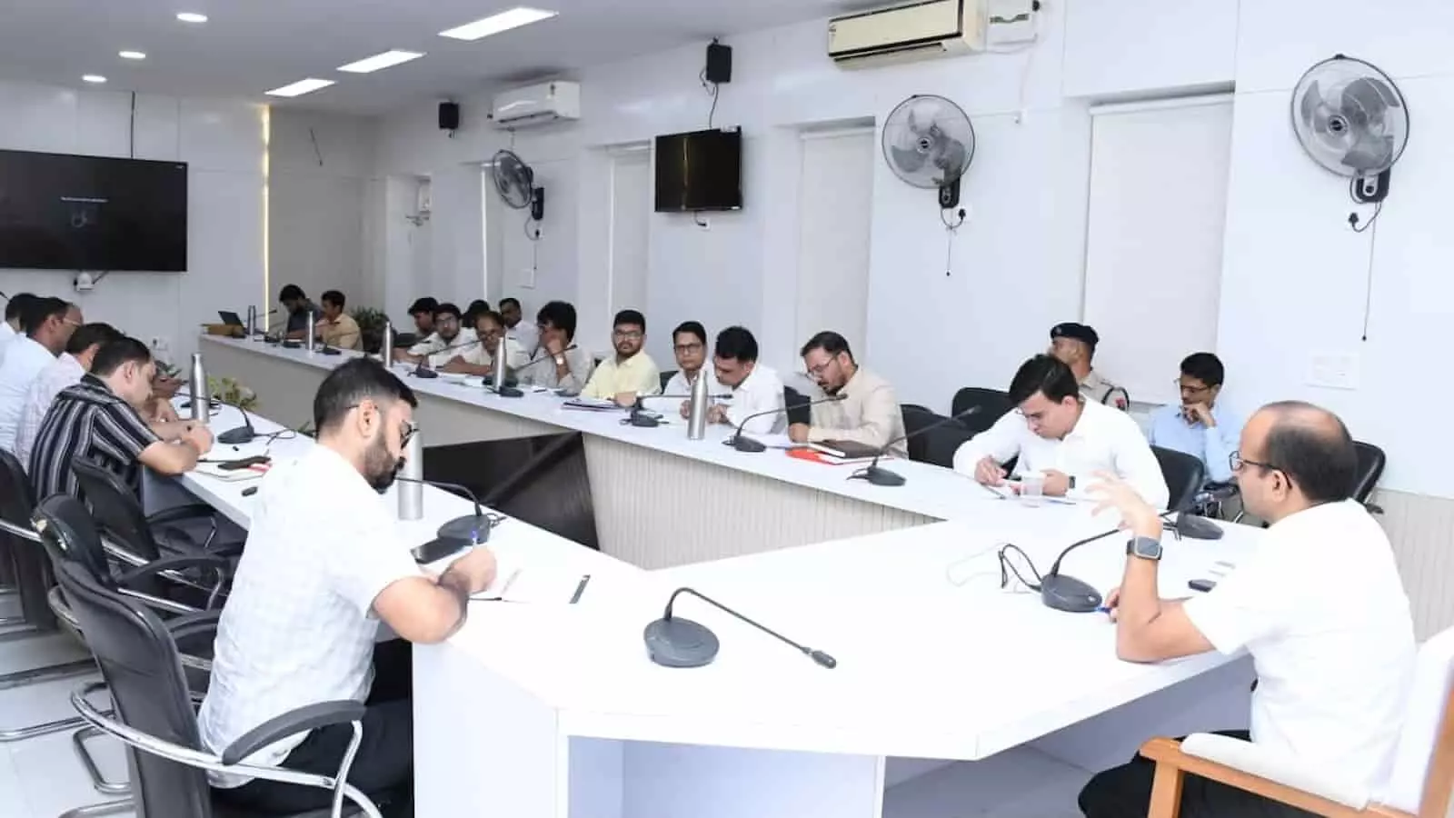सवाई माधोपुर सभागार की तस्वीर में जिला कलक्टर और प्रशासनिक अधिकारी बैठक में चर्चा करते हुए। सवाई माधोपुर सभागार की तस्वीर में जिला कलक्टर और प्रशासनिक अधिकारी बैठक में चर्चा करते हुए।