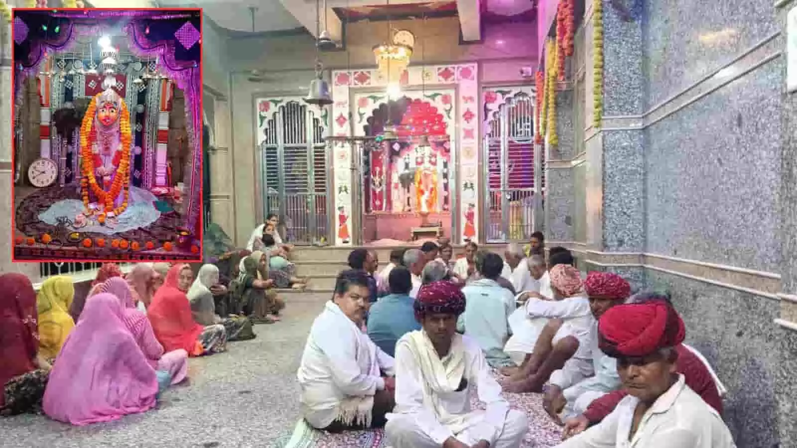 तस्वीर में खेरोदा के एक मंदिर परिसर में भादवी छठ के पर्व पर बैठे हुए श्रद्धालु और एक देवालय की झलक दिखाई दे रही है. तस्वीर में खेरोदा के एक मंदिर परिसर में भादवी छठ के पर्व पर बैठे हुए श्रद्धालु और एक देवालय की झलक दिखाई दे रही है.