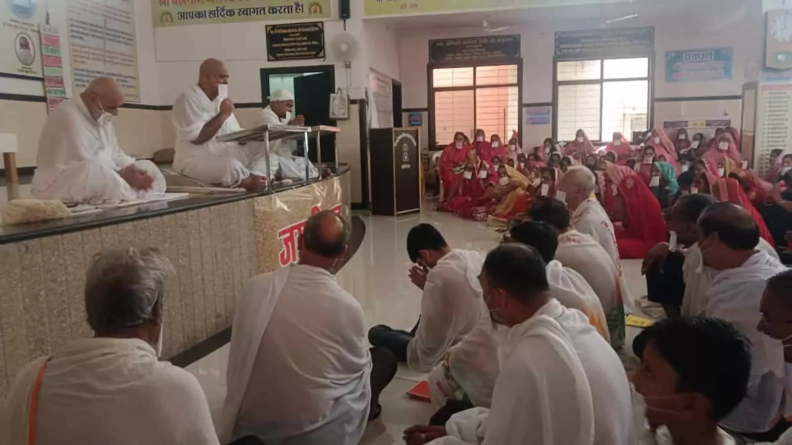 तस्वीर में जैन स्थानक भवन में बैठे संतगण और उपस्थित श्रद्धालु दिखाई दे रहे हैं। तस्वीर में जैन स्थानक भवन में बैठे संतगण और उपस्थित श्रद्धालु दिखाई दे रहे हैं।