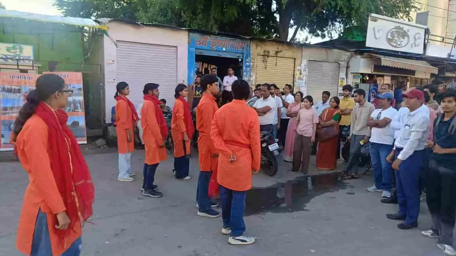 तस्वीर में उदयपुर में सड़क किनारे नुक्कड़ नाटक का मंचन करते हुए युवा कलाकार नजर आ रहे हैं। तस्वीर में उदयपुर में सड़क किनारे नुक्कड़ नाटक का मंचन करते हुए युवा कलाकार नजर आ रहे हैं।