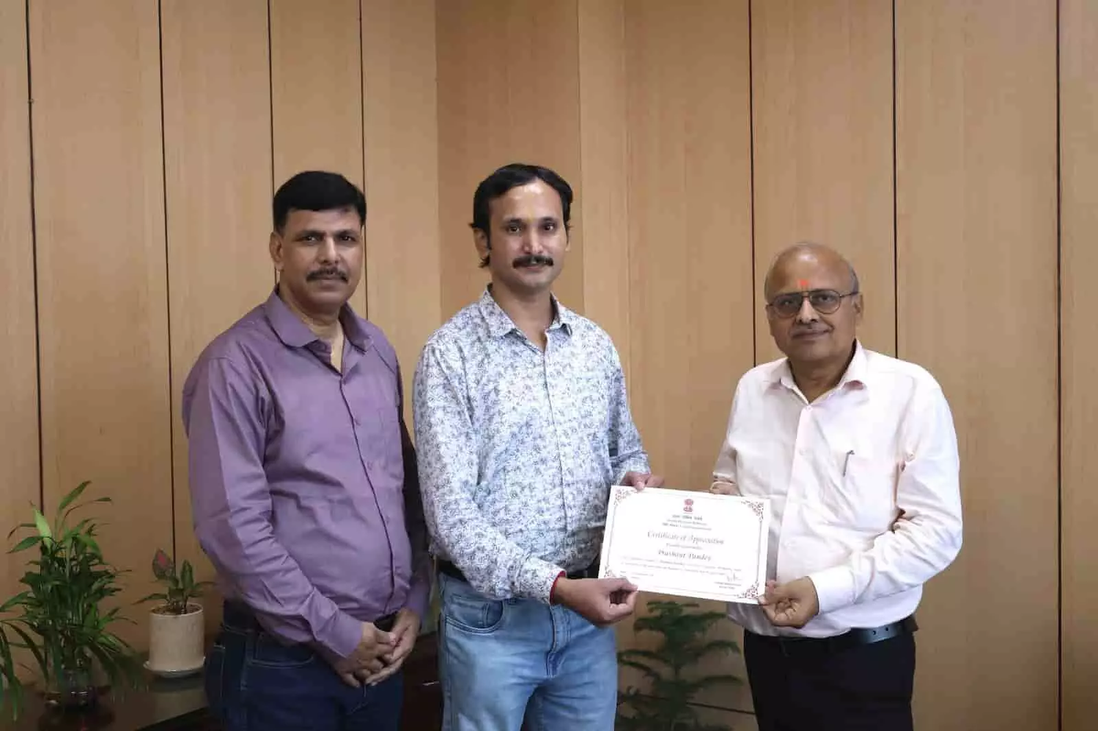 जयपुर में आयोजित कार्यक्रम में रेलवे अधिकारी अशोक माहेश्वरी द्वारा प्रशांत पांडे को सम्मान पत्र सौंपा जा रहा है। जयपुर में आयोजित कार्यक्रम में रेलवे अधिकारी अशोक माहेश्वरी द्वारा प्रशांत पांडे को सम्मान पत्र सौंपा जा रहा है।