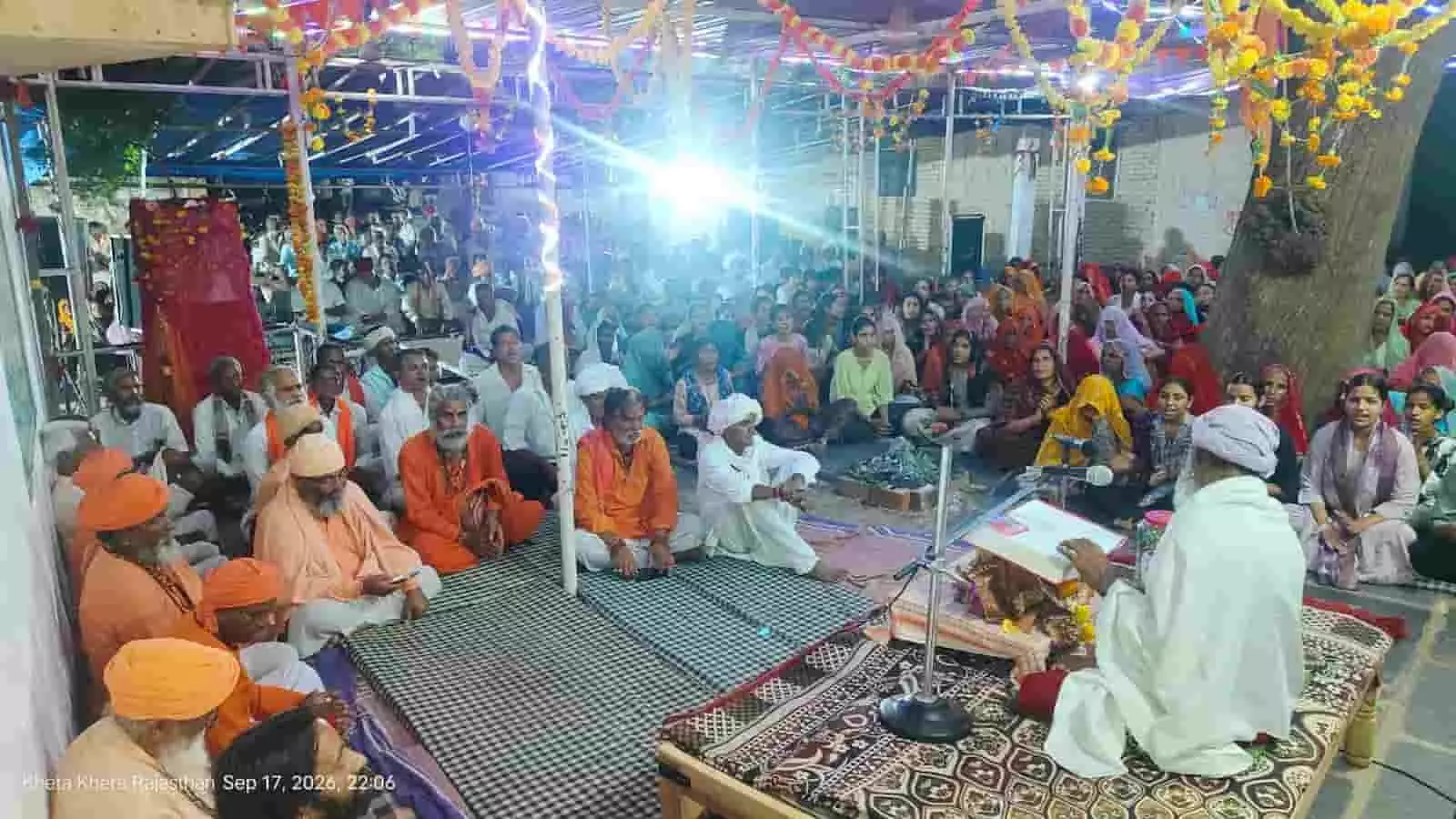 तस्वीर में लक्ष्मीनारायण मंदिर परिसर में श्रीराम कथा सुनते हुए ग्रामीण और श्रद्धालु दिखाई दे रहे हैं। तस्वीर में लक्ष्मीनारायण मंदिर परिसर में श्रीराम कथा सुनते हुए ग्रामीण और श्रद्धालु दिखाई दे रहे हैं।