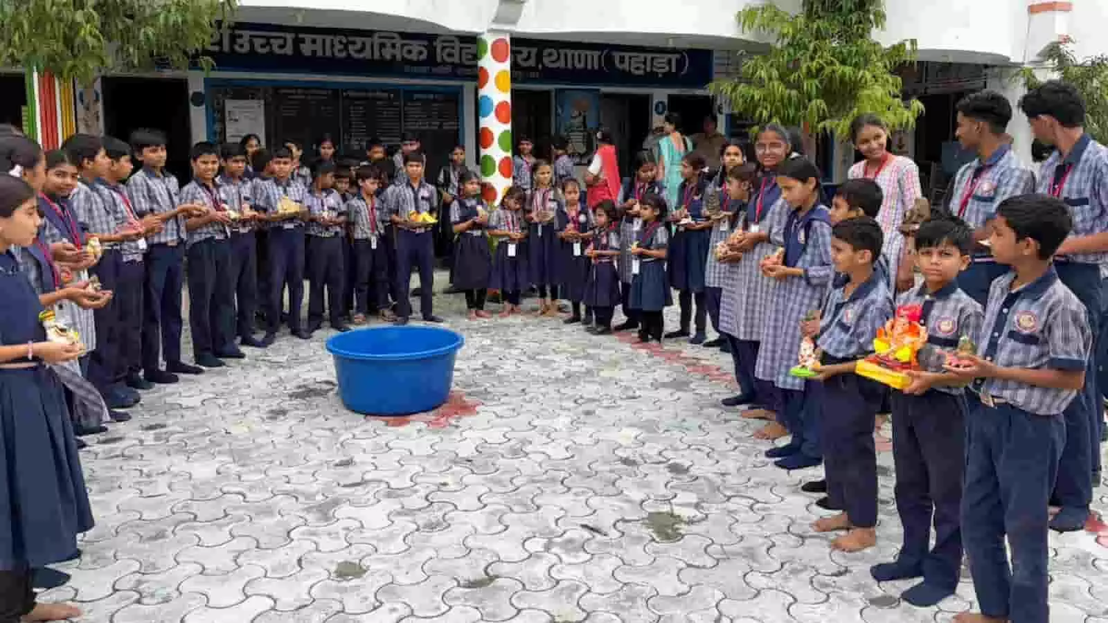हाथों में मिट्टी की गणेश प्रतिमाएं लिए आदर्श उच्च माध्यमिक विद्यालय थाणा के विद्यार्थी। हाथों में मिट्टी की गणेश प्रतिमाएं लिए आदर्श उच्च माध्यमिक विद्यालय थाणा के विद्यार्थी।