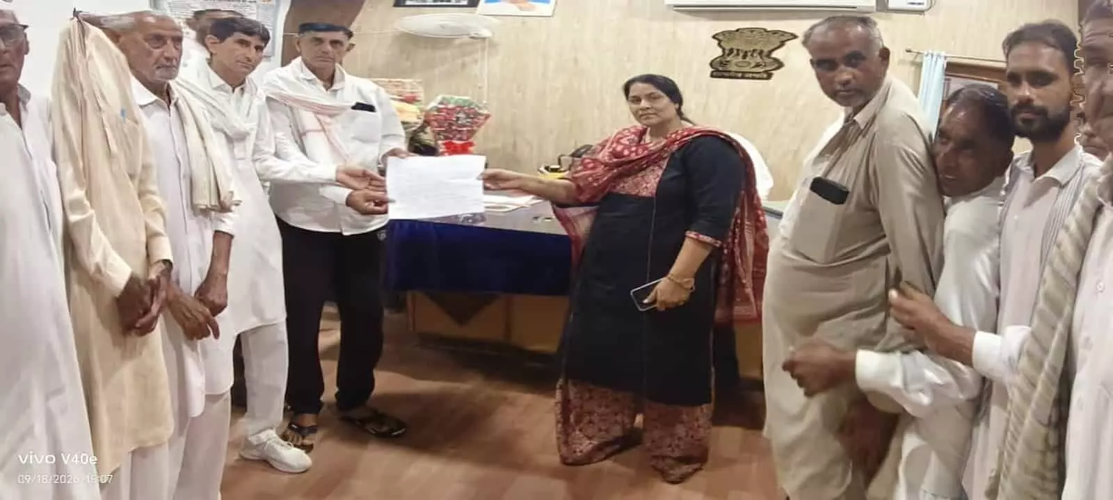 तस्वीर में नोहर के उपखंड कार्यालय में ज्ञापन सौंपते हुए काश्तकार नजर आ रहे हैं। तस्वीर में नोहर के उपखंड कार्यालय में ज्ञापन सौंपते हुए काश्तकार नजर आ रहे हैं।