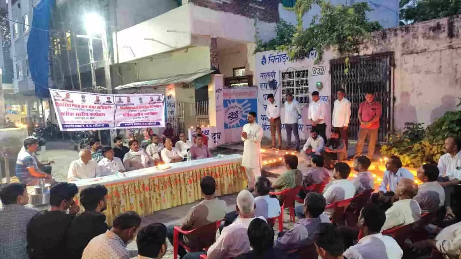 बोहेड़ा गांव के भंडारी चौक में विकसित भारत जन सेवा अभियान के तहत आयोजित कार्यक्रम में बैठे ग्रामीण और अधिकारी। बोहेड़ा गांव के भंडारी चौक में विकसित भारत जन सेवा अभियान के तहत आयोजित कार्यक्रम में बैठे ग्रामीण और अधिकारी।