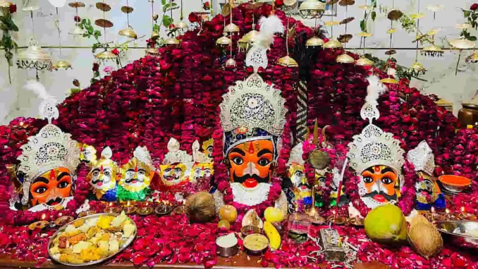 तस्वीर में बड़ी सादड़ी मंदिर में फूलों से सजे भैरव देव के स्वरूप और पूजा सामग्री दिख रहे हैं। तस्वीर में बड़ी सादड़ी मंदिर में फूलों से सजे भैरव देव के स्वरूप और पूजा सामग्री दिख रहे हैं।