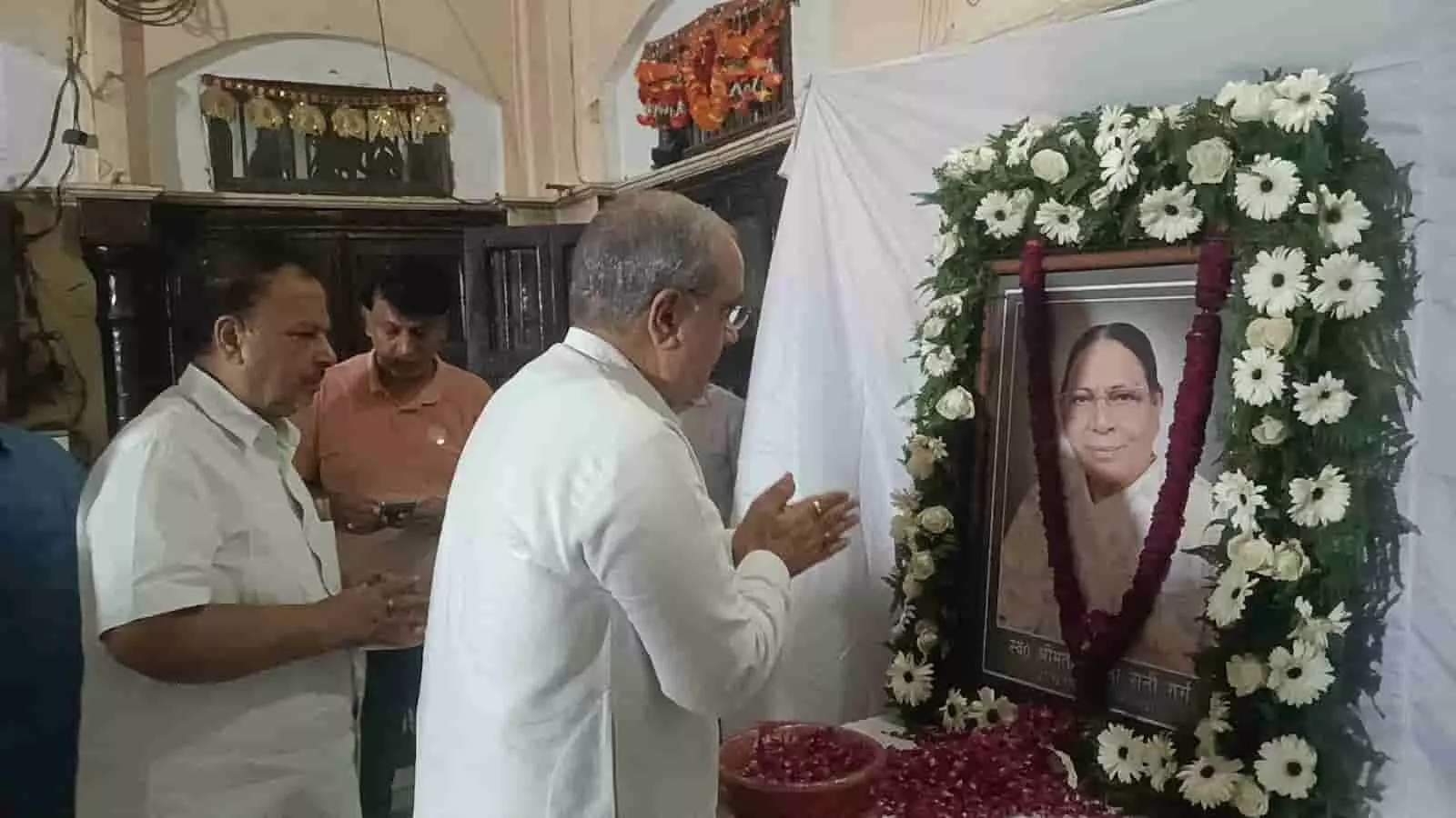 तस्वीर में पिलखुआ आवास पर भाजपा नेता दिवंगत लज्जा रानी गर्ग के चित्र को श्रद्धांजलि दे रहे हैं. तस्वीर में पिलखुआ आवास पर भाजपा नेता दिवंगत लज्जा रानी गर्ग के चित्र को श्रद्धांजलि दे रहे हैं.