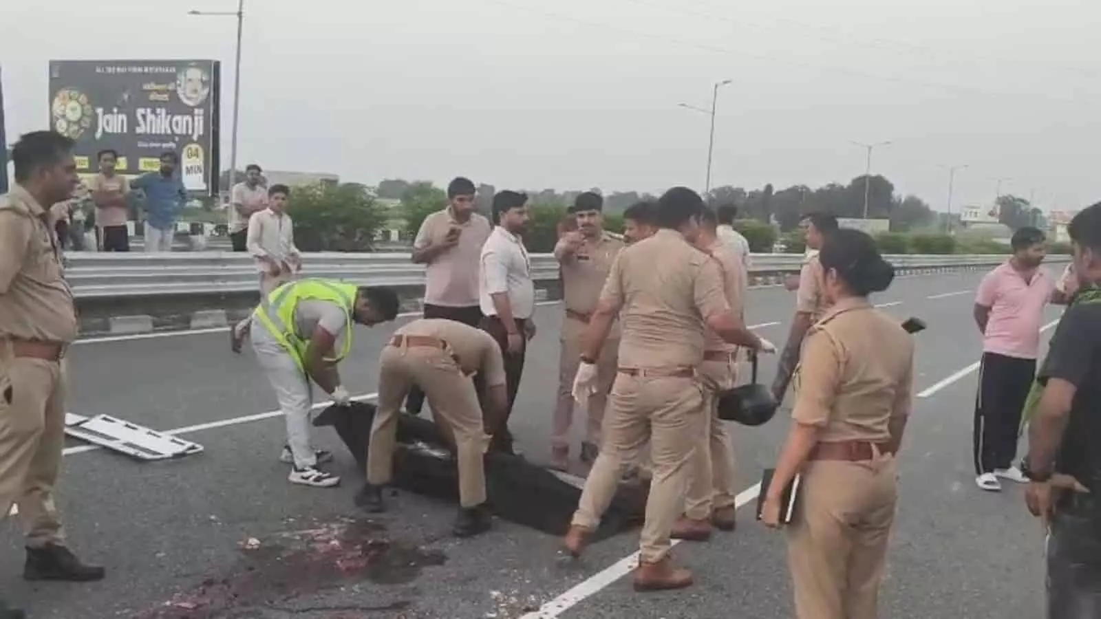 तस्वीर में नेशनल हाईवे पर सड़क हादसे के बाद जांच करते पुलिसकर्मी नजर आ रहे हैं। तस्वीर में नेशनल हाईवे पर सड़क हादसे के बाद जांच करते पुलिसकर्मी नजर आ रहे हैं।
