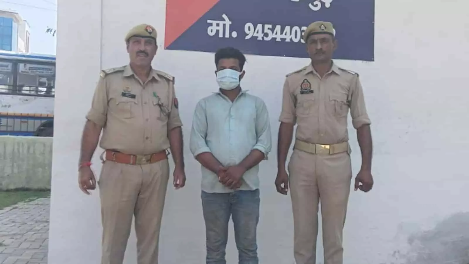तस्वीर में पुलिस अधिकारियों के बीच खड़े आरोपी को हापुड़ में हिरासत में दिखाया गया है. तस्वीर में पुलिस अधिकारियों के बीच खड़े आरोपी को हापुड़ में हिरासत में दिखाया गया है.