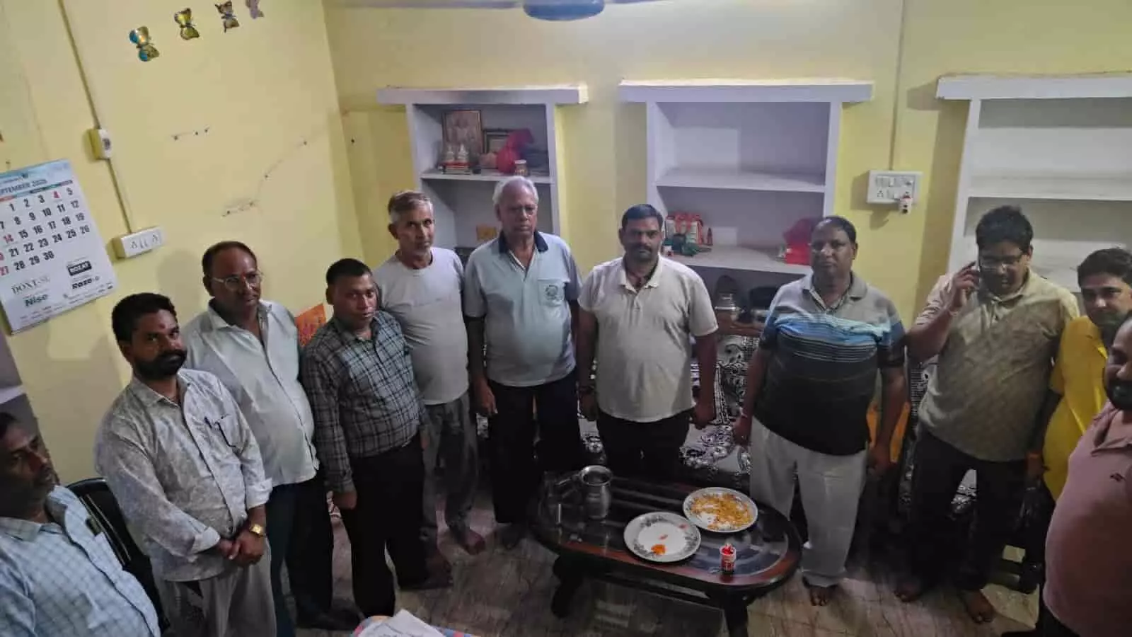 तस्वीर में दिख रही एक कमरे के अंदर भारत विकास परिषद के सदस्य खड़े होकर बैठक में भाग ले रहे हैं। तस्वीर में दिख रही एक कमरे के अंदर भारत विकास परिषद के सदस्य खड़े होकर बैठक में भाग ले रहे हैं।