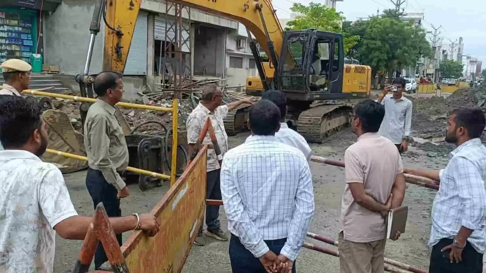 तस्वीर में दिख रही जगह पर नगर निगम अधिकारी बैरिकेड्स के पास खड़े होकर सीवरेज कार्य का निरीक्षण कर रहे हैं। तस्वीर में दिख रही जगह पर नगर निगम अधिकारी बैरिकेड्स के पास खड़े होकर सीवरेज कार्य का निरीक्षण कर रहे हैं।