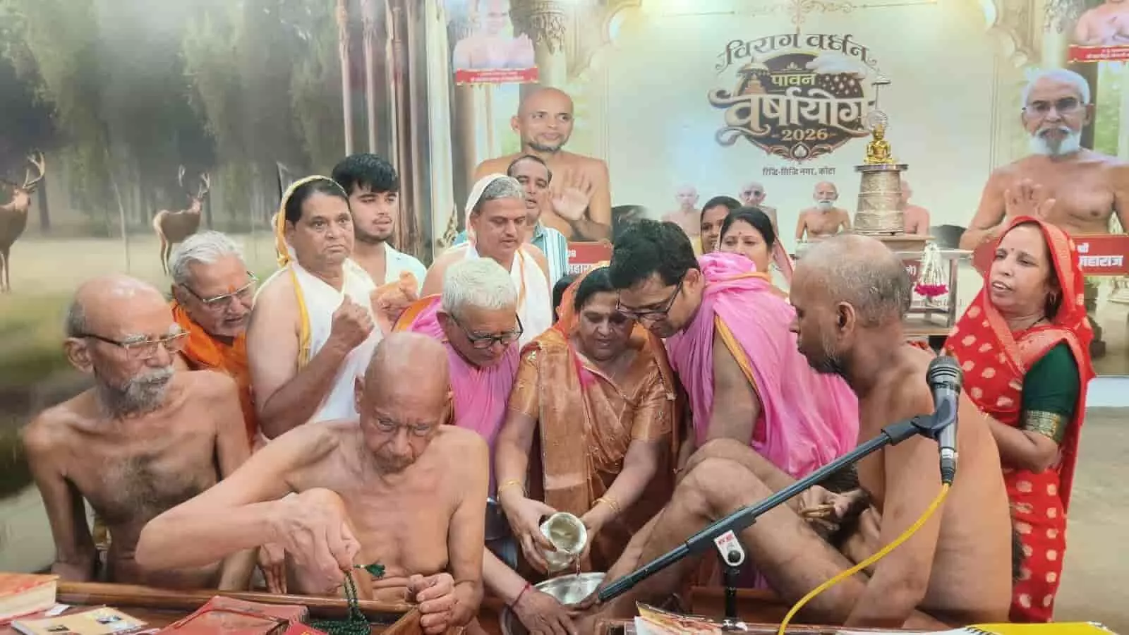 तस्वीर में दिख रही जैन मुनि के चरणों पर जल अर्पित कर पाद प्रक्षालन करते हुए श्रद्धालुओं की सभा। तस्वीर में दिख रही जैन मुनि के चरणों पर जल अर्पित कर पाद प्रक्षालन करते हुए श्रद्धालुओं की सभा।