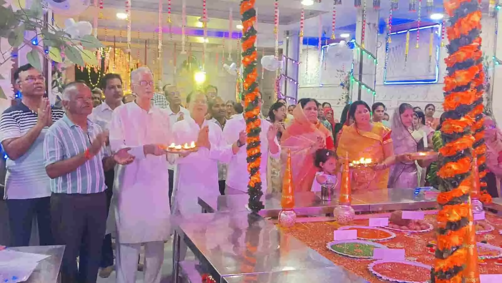 तस्वीर में दिख रहे पुरुष और महिला श्रद्धालु कोटा के मंदिर में दीपक लेकर आरती कर रहे हैं। तस्वीर में दिख रहे पुरुष और महिला श्रद्धालु कोटा के मंदिर में दीपक लेकर आरती कर रहे हैं।
