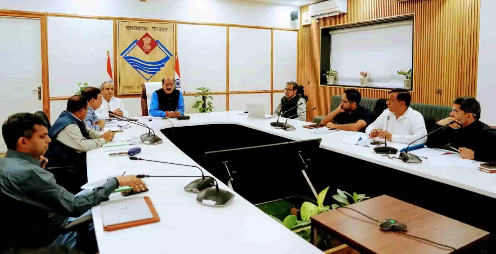 तस्वीर में कैबिनेट मंत्री सुबोध उनियाल अधिकारियों के साथ मेज पर बैठकर बैठक कर रहे हैं। तस्वीर में कैबिनेट मंत्री सुबोध उनियाल अधिकारियों के साथ मेज पर बैठकर बैठक कर रहे हैं।
