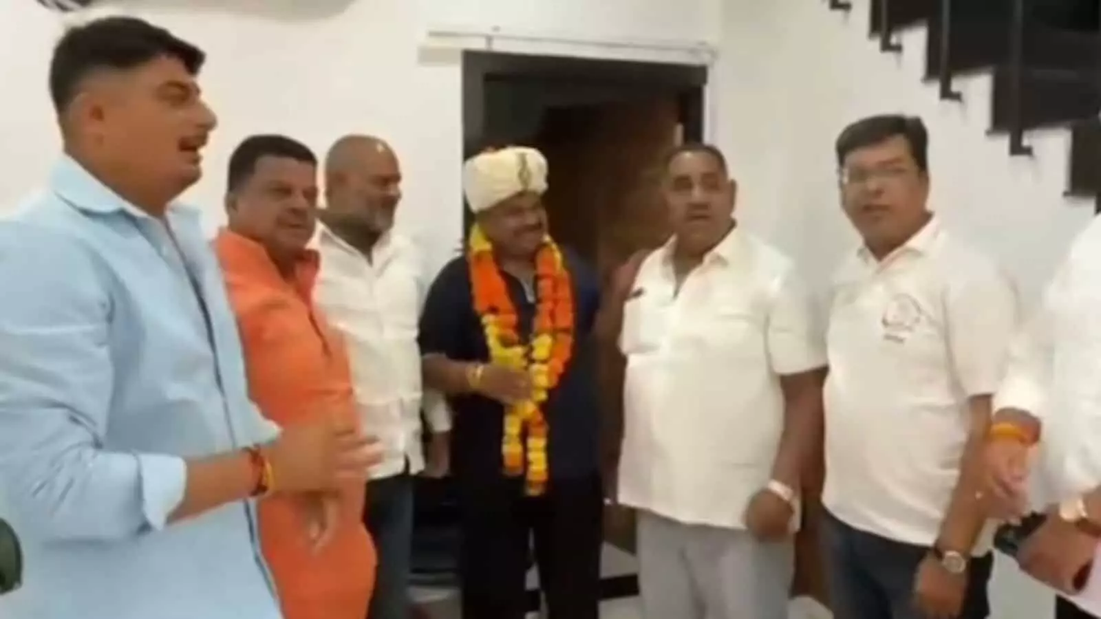 तस्वीर में उज्जैन के भीतर कुछ लोग खड़े होकर बातचीत करते दिख रहे हैं। तस्वीर में उज्जैन के भीतर कुछ लोग खड़े होकर बातचीत करते दिख रहे हैं।