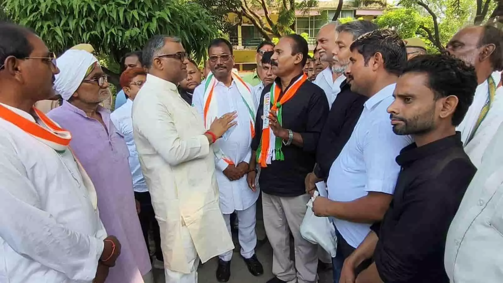 तस्वीर में जौनपुर में यूपीआई एमडीआर के विरोध में कांग्रेस कार्यकर्ताओं द्वारा राज्य मंत्री का घेराव करते हुए। तस्वीर में जौनपुर में यूपीआई एमडीआर के विरोध में कांग्रेस कार्यकर्ताओं द्वारा राज्य मंत्री का घेराव करते हुए।