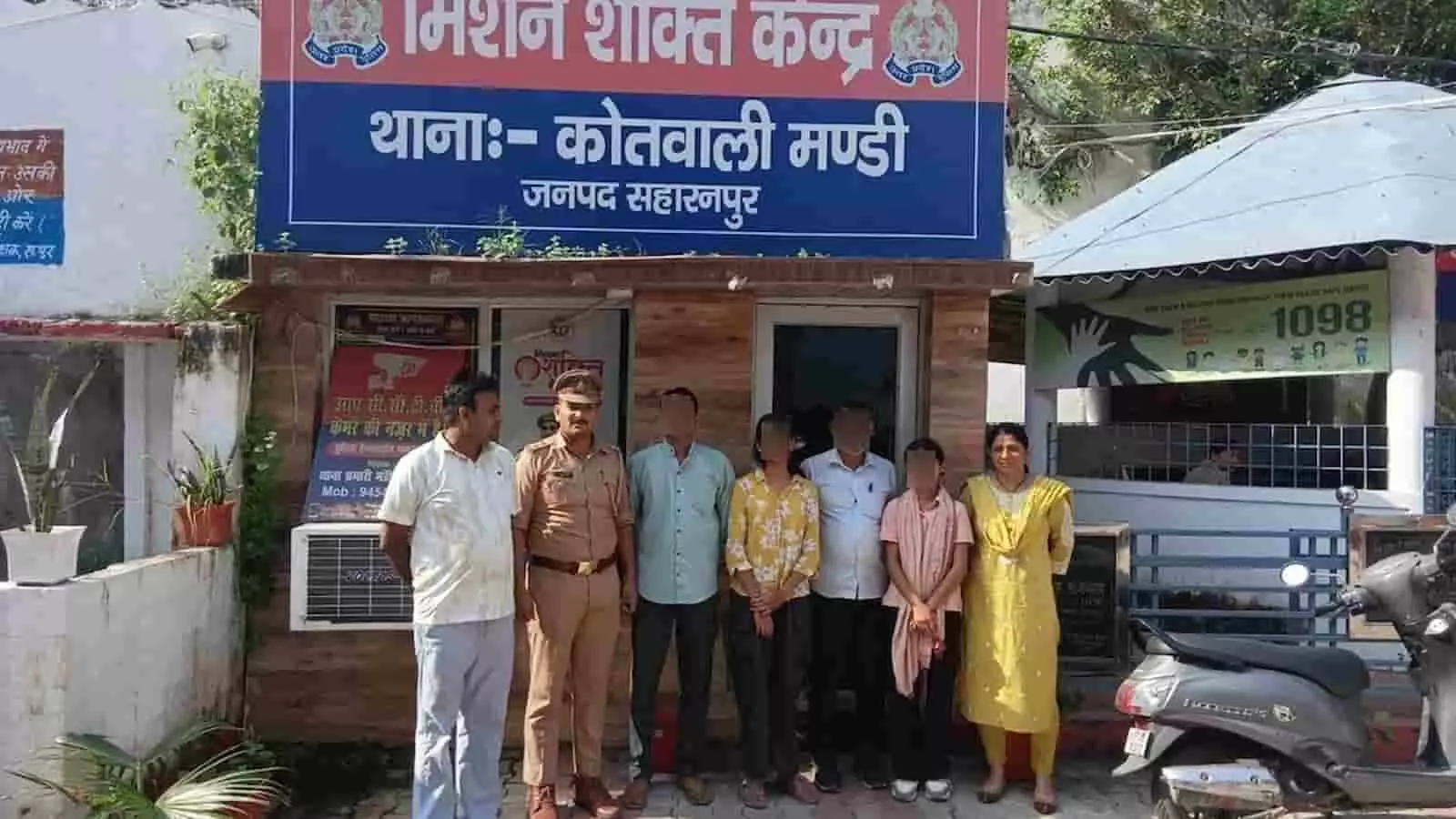 तस्वीर में सहारनपुर के थाना कोतवाली मंडी के बाहर खड़े पुलिसकर्मी और लोग दिखाई दे रहे हैं तस्वीर में सहारनपुर के थाना कोतवाली मंडी के बाहर खड़े पुलिसकर्मी और लोग दिखाई दे रहे हैं