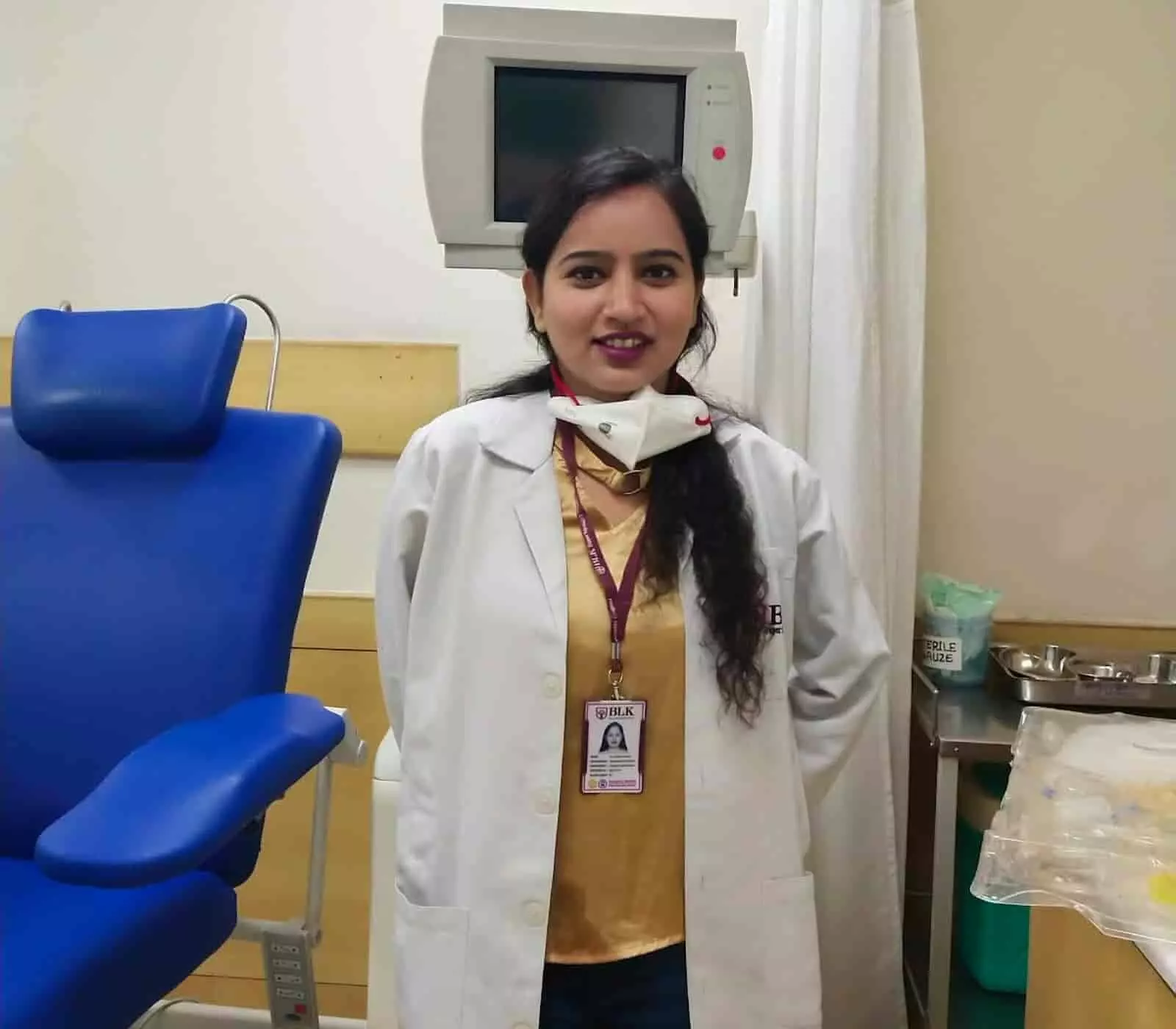 तस्वीर में सफेद कोट पहने डॉ. अंकिता शर्मा एटा मेडिकल कॉलेज की साइटोपैथोलॉजी लैब में मौजूद हैं। तस्वीर में सफेद कोट पहने डॉ. अंकिता शर्मा एटा मेडिकल कॉलेज की साइटोपैथोलॉजी लैब में मौजूद हैं।