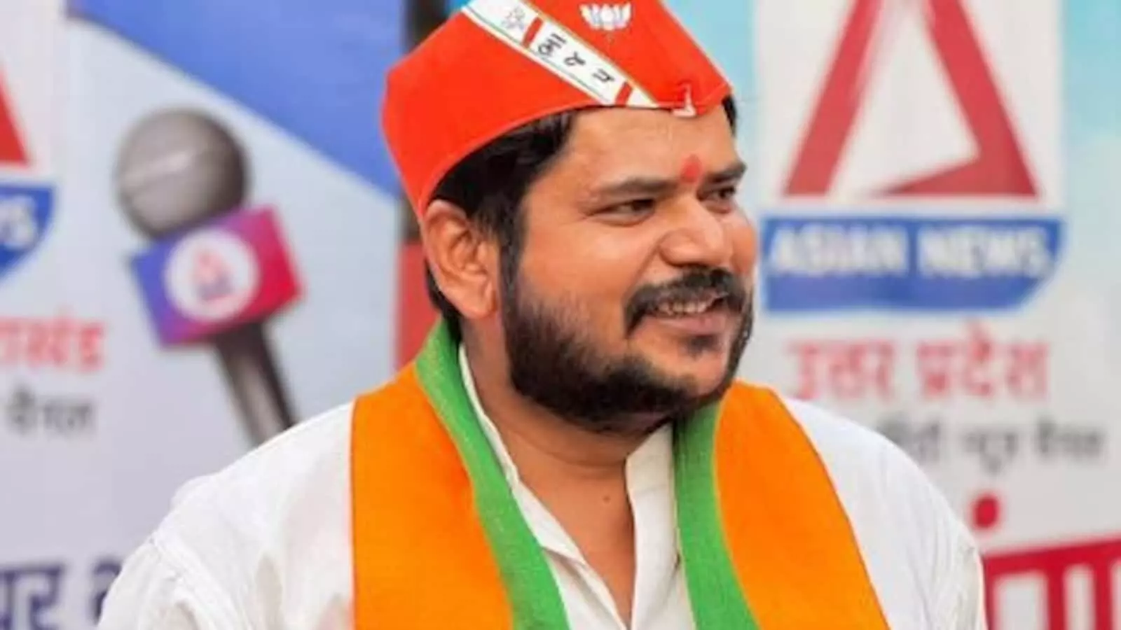 तस्वीर में रायबरेली के भाजपा नेता केसरिया टोपी पहने नजर आ रहे हैं। तस्वीर में रायबरेली के भाजपा नेता केसरिया टोपी पहने नजर आ रहे हैं।