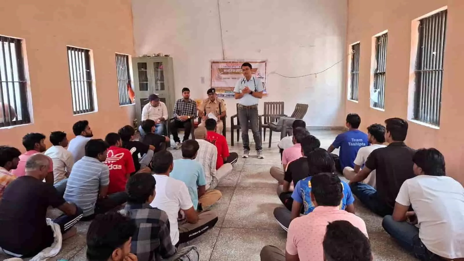 तस्वीर में करौली जिला जेल के अंदर मानसिक स्वास्थ्य प्रशिक्षण सत्र के दौरान अधिकारी और बंदी दिख रहे हैं। तस्वीर में करौली जिला जेल के अंदर मानसिक स्वास्थ्य प्रशिक्षण सत्र के दौरान अधिकारी और बंदी दिख रहे हैं।